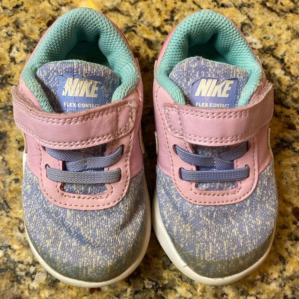 Nike tennis shoes size 6T excellent condition